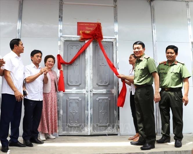 Thượng tướng Lương Tam Quang, Thứ trưởng Bộ Công an, cùng lãnh đạo tỉnh Hà Tĩnh tặng nhà ở cho hộ dân tại xã Sơn Hàm, huyện Hương Sơn. Ảnh: TTXVN phát