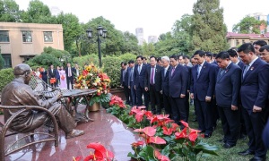 Thủ tướng Phạm Minh Chính thăm Đại sứ quán và gặp gỡ cộng đồng người Việt Nam tại Trung Quốc