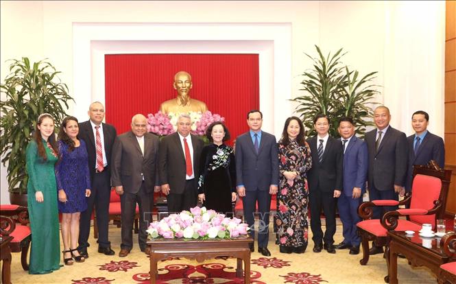 Thường trực Ban Bí thư Trương Thị Mai với các đại biểu dự buổi tiếp.