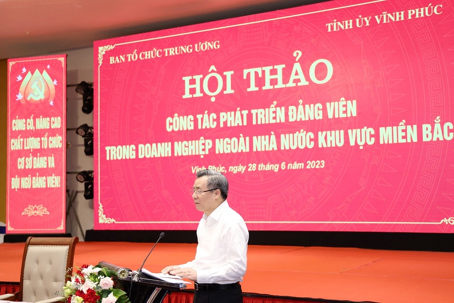 Đồng chí Nguyễn Quang Dương, Ủy viên Trung ương Đảng, Phó Trưởng Ban Tổ chức Trung ương phát biểu khai mạc và đề dẫn tại Hội thảo.