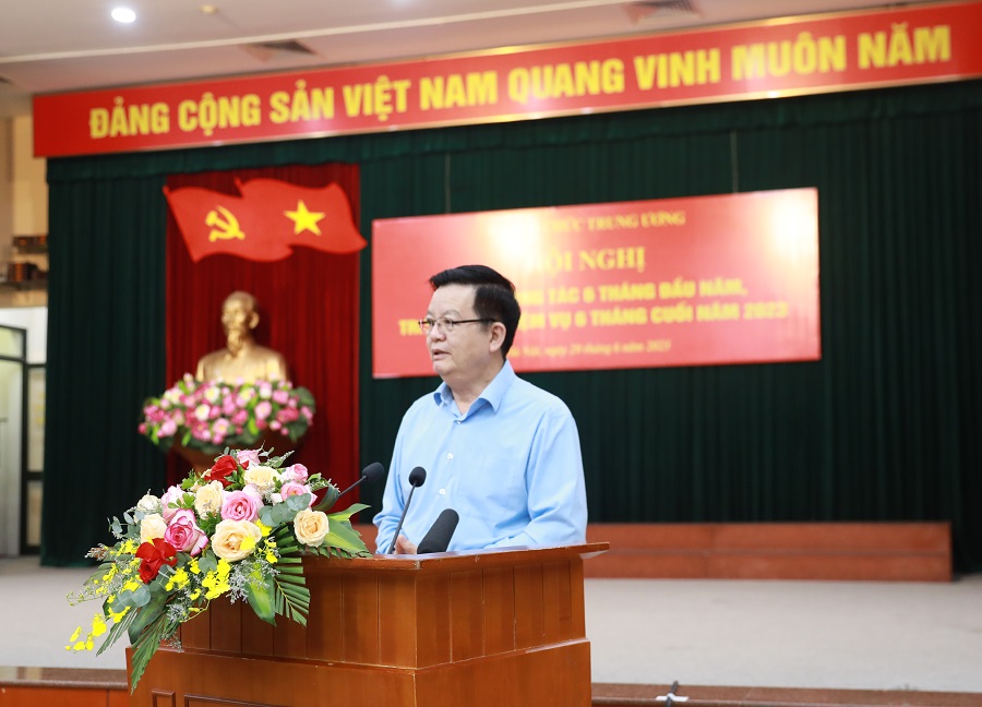 Đồng chí Mai Văn Chính, Ủy viên Trung ương Đảng, Phó Trưởng ban Thường trực Ban Tổ chức Trung ương phát biểu tại Hội nghị.