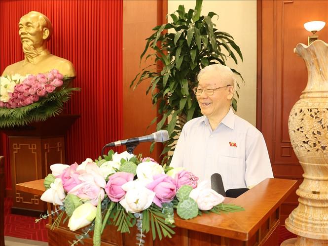 Tổng Bí thư Nguyễn Phú Trọng nói chuyện với nữ đại biểu Quốc hội Việt Nam.