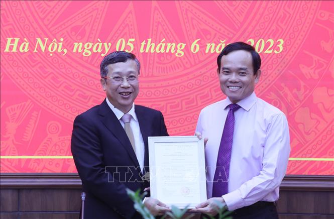 Phó Thủ tướng Trần Lưu Quang trao quyết định bổ nhiệm Thứ trưởng Bộ Nông nghiệp và Phát triển nông thôn cho ông Hoàng Trung. Ảnh: TTXVN