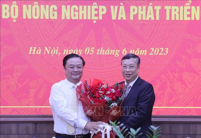 Bộ trưởng Bộ Nông nghiệp và Phát triển nông thôn Lê Minh Hoan chúc mừng Thứ trưởng Hoàng Trung. Ảnh: TTXVN