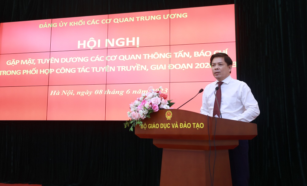 Đ/c Nguyễn Văn Thể phát biểu tại buổi gặp.
