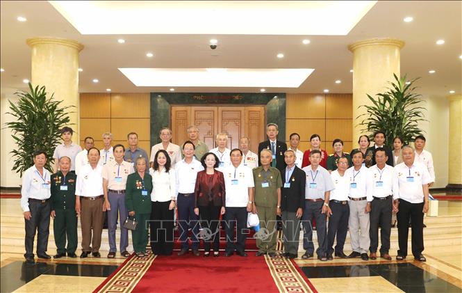 Thường trực Ban Bí thư Trương Thị Mai với Đoàn đại biểu người có công tỉnh Đắk Nông.