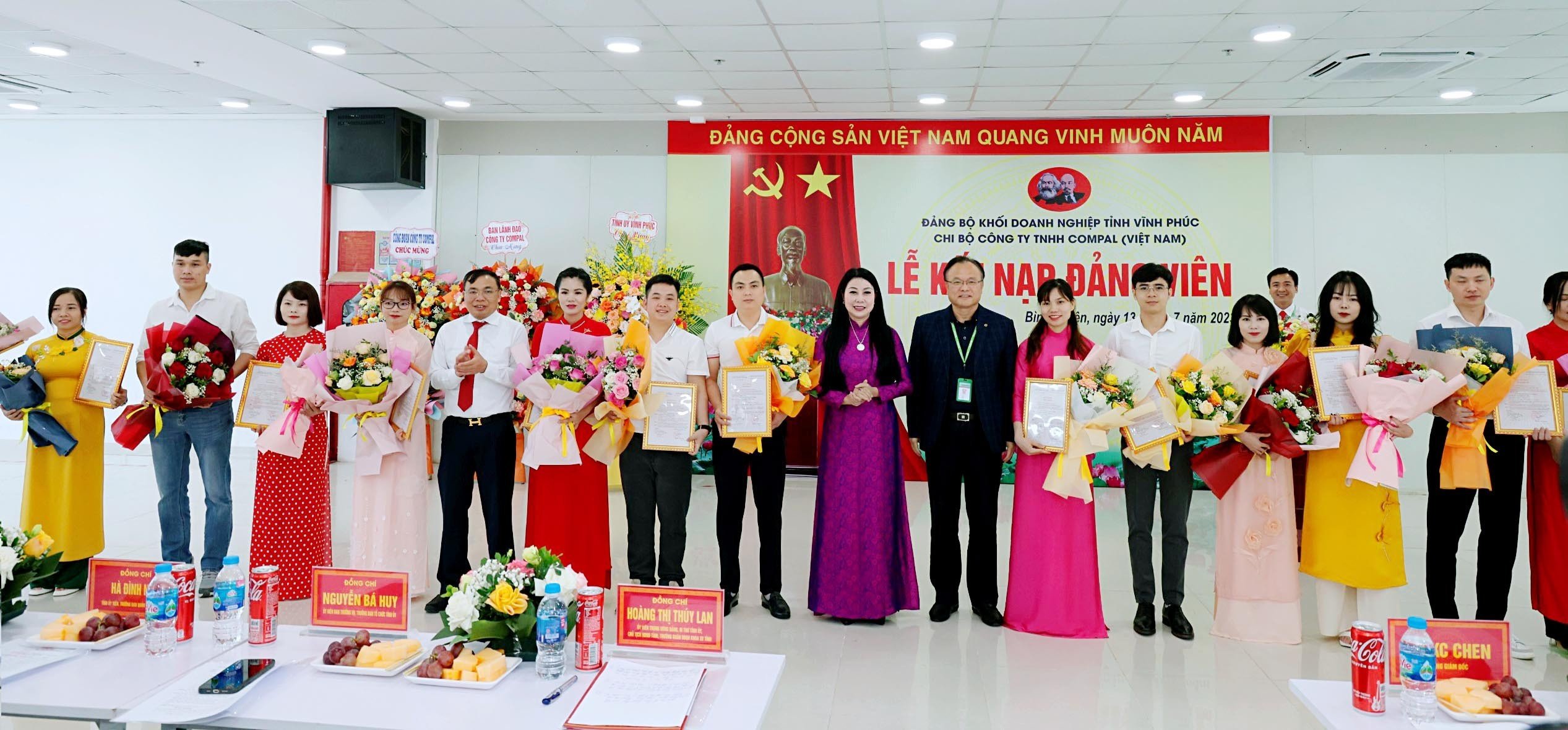 Bí thư Tỉnh ủy Hoàng Thị Thúy Lan trao quyết định kết nạp đảng cho 17 quần chúng ưu tú của Công ty TNHH Compal Việt Nam. Ảnh: Trà Hương
