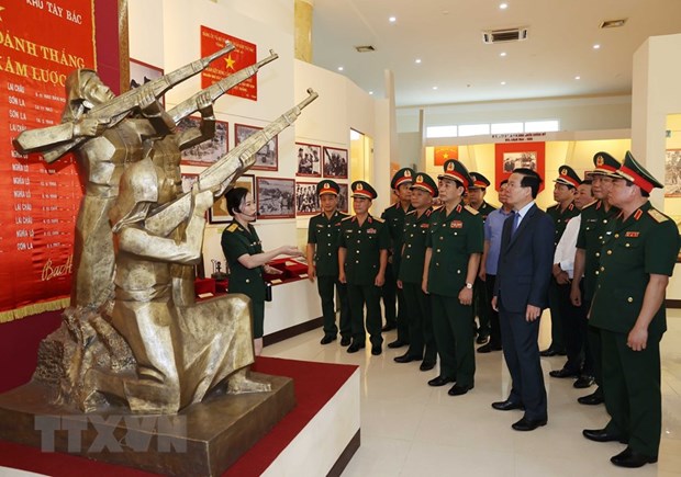 Chủ tịch nước Võ Văn Thưởng thăm Bảo tàng Quân khu 2. (Ảnh: Thống Nhất/TTXVN).