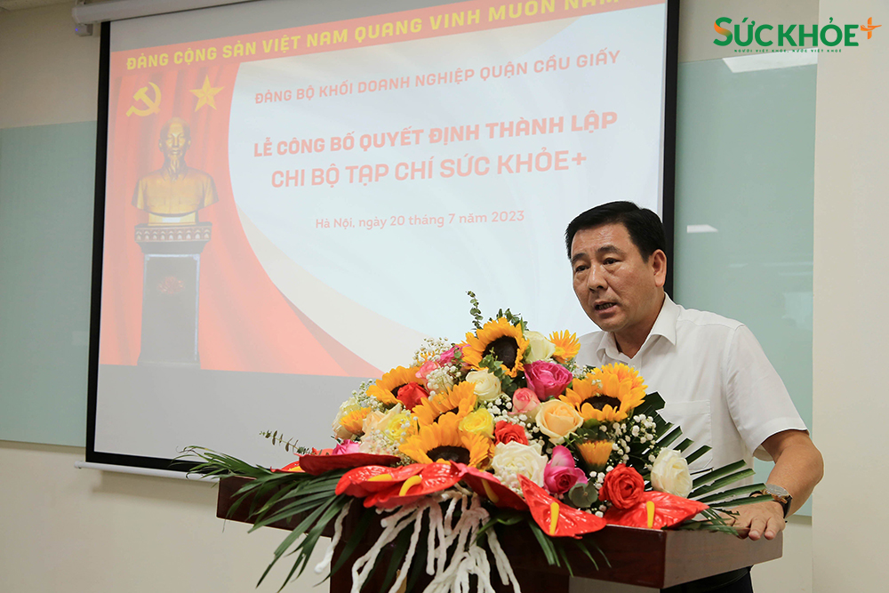 Đồng chí Nguyễn Công Nghĩa – Bí thư Đảng ủy Khối doanh nghiệp giao nhiệm vụ cho Chi bộ Tạp chí Sức khỏe+.