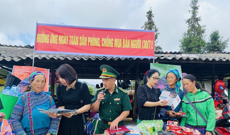 Tuyên truyền cho người dân về phòng, chống mua bán người tại chợ phiên xã Pha Long, huyện Mường Khương (Lào Cai). Ảnh: tuyengiao.vn