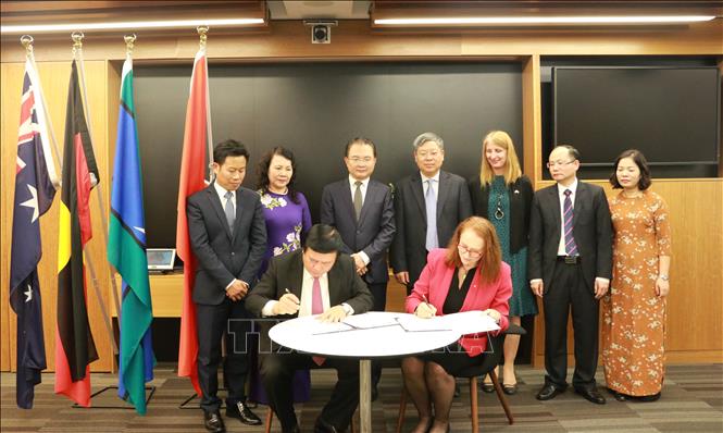 Học viện Chính trị Quốc gia Hồ Chí Minh và Ủy ban Quyền con người Ốt-xtrây-li-a ký biên bản ghi nhớ hợp tác 3 năm (2019-2021) về giáo dục quyền con người.