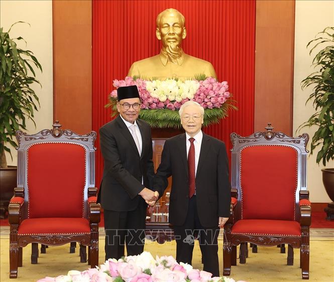 Tổng Bí thư Nguyễn Phú Trọng tiếp Thủ tướng Ma-lai-xi-a Anwar Ibrahim.