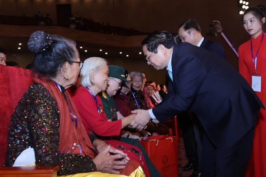 Thủ tướng Phạm Minh Chính thăm hỏi các Mẹ Việt Nam Anh hùng tham dự Hội nghị biểu dương người có công với cách mạng tiêu biểu toàn quốc năm 2023. Ảnh: VGP/Nhật Bắc.