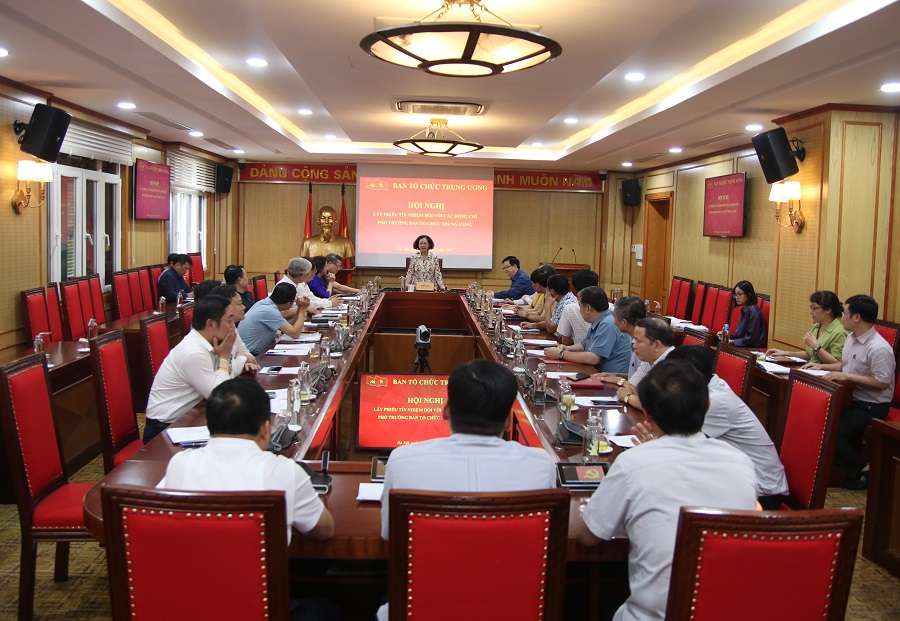 Đồng chí Trương Thị Mai, Ủy viên Bộ Chính trị, Thường trực Ban Bí thư, Trưởng Ban Tổ chức Trung ương phát biểu tại Hội nghị.