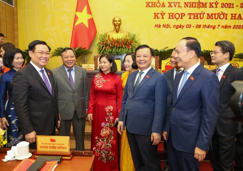 Chủ tịch Quốc hội Vương Đình Huệ với các đại biểu dự phiên khai mạc HHĐND TP. Hà Nội.