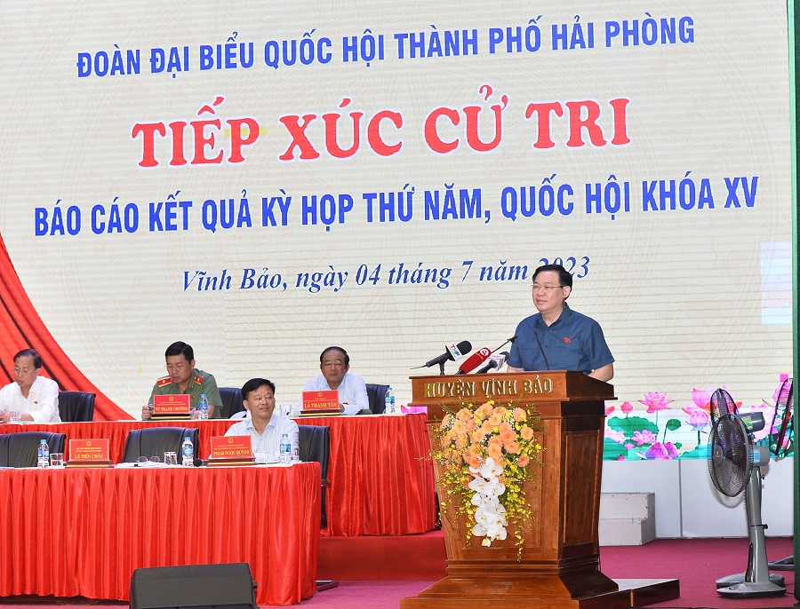 Chủ tịch Quốc hội Vương Đình Huệ phát biểu tại cuộc tiếp xúc cử tri.