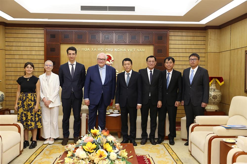Thứ trưởng Lương Tam Quang và Đại sứ Jean-Christophe Peaucelle cùng các đại biểu chụp ảnh lưu niệm.