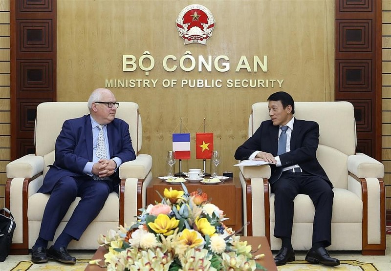 Thứ trưởng Lương Tam Quang (bìa phải) trao đổi với Đại sứ Jean-Christophe Peaucelle (Ảnh: Bộ Công an).