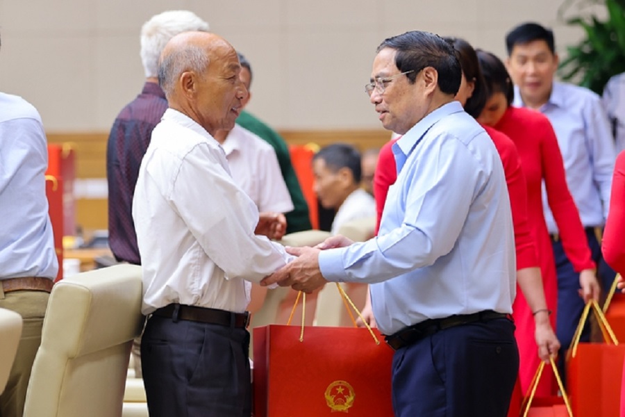 Thủ tướng bày tỏ xúc động được gặp mặt đoàn đại biểu người có công tiêu biểu tỉnh Nam Định. Ảnh: VGP/Nhật Bắc.