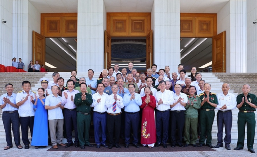 Thủ tướng chụp ảnh lưu niệm cùng Đoàn đại biểu người có công tiêu biểu tỉnh Nam Định. Ảnh: VGP/Nhật Bắc.