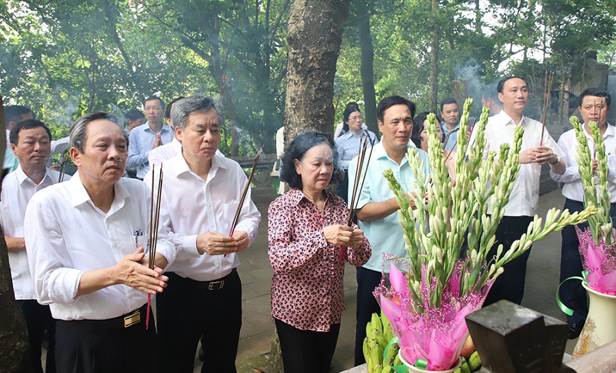 Đồng chí Trương Thị Mai và các đại biểu dâng hương tại Lăng Hùng Vương.