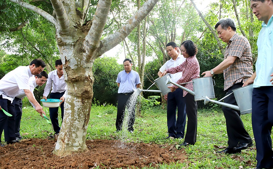 Đồng chí Trương Thị Mai cùng Đoàn công tác chăm sóc cây tại vườn cây lưu niệm - Khu Di tích lịch sử Đền Hùng.