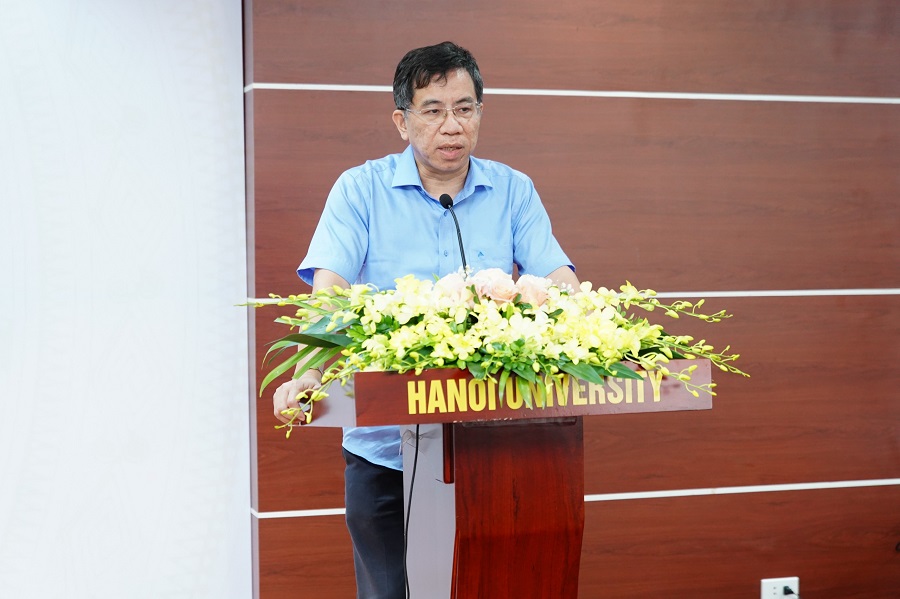 PGS.TS Vũ Thanh Sơn, Cục trưởng Cục Đào tạo, bồi dưỡng cán bộ, Ban Tổ chức Trung ương phát biểu tại lễ bế giảng.