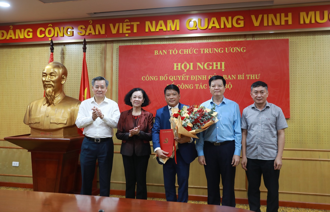Các đồng chí lãnh đạo tặng hoa chúc mừng đồng chí Phạm Trọng Cường.
