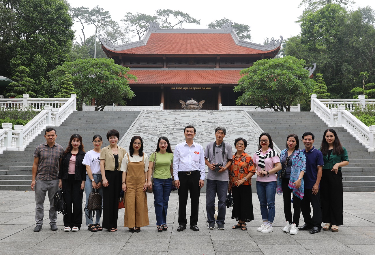 Đoàn chụp ảnh lưu niệm tại Khu tưởng niệm Chủ tịch Hồ Chí Minh.