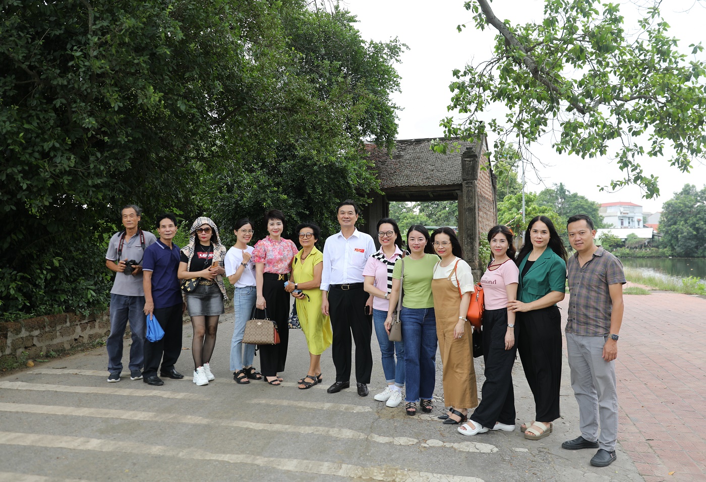 Đoàn tham quan làng cổ Đường Lâm.