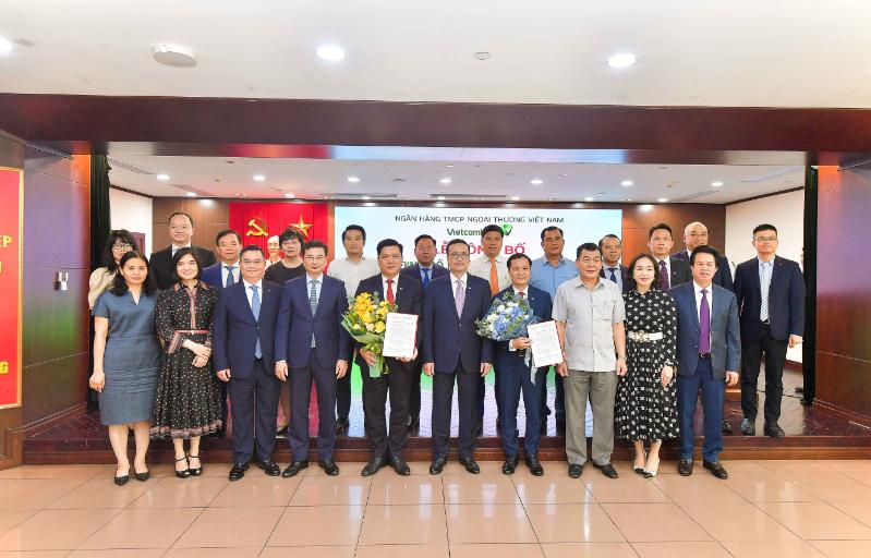 Đại diện Đảng ủy Khối Doanh nghiệp Trung ương và Ngân hàng Nhà nước Việt Nam chụp ảnh lưu niệm cùng Ban lãnh đạo Vietcombank và các nhân sự được bổ nhiệm