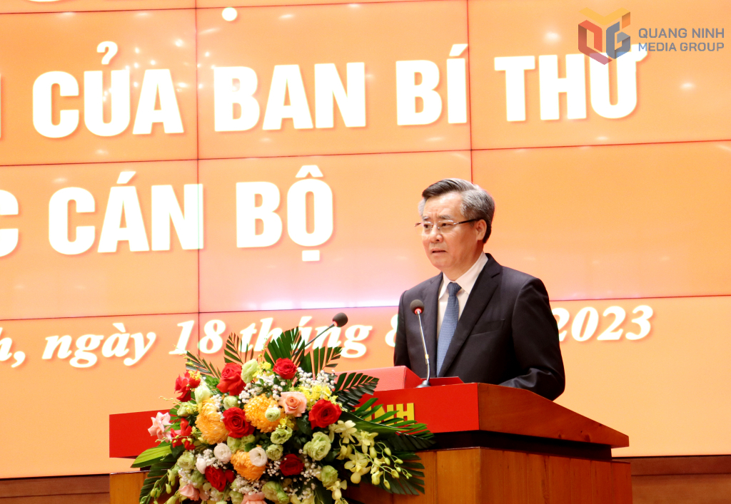 Đồng chí Nguyễn Quang Dương, Ủy viên Trung ương Đảng, Phó Trưởng Ban Tổ chức Trung ương, phát biểu tại hội nghị. Ảnh: Baoquangninh.vn