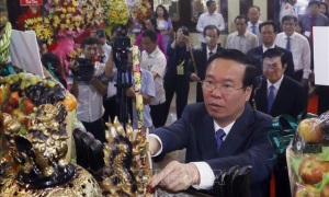 Chủ tịch nước Võ Văn Thưởng dâng hương tưởng niệm Chủ tịch Tôn Đức Thắng