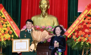 Thường trực Ban Bí thư Trương Thị Mai dự Lễ trao Huy hiệu 45 năm tuổi đảng tặng đồng chí Đại tướng Lương Cường