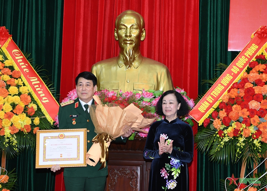 Đồng chí Trương Thị Mai trao Huy hiệu 45 năm tuổi Đảng tặng đồng chí Đại tướng Lương Cường.