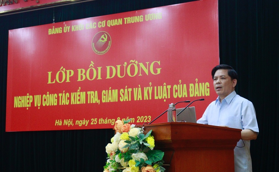 Đồng chí Nguyễn Văn Thể phát biểu khai giảng lớp học.