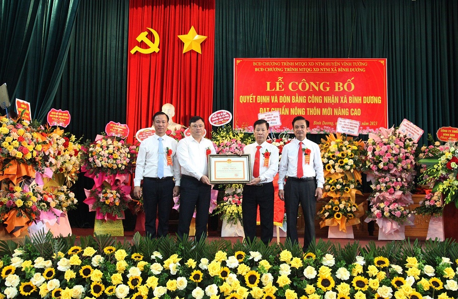 Chủ tịch UBND huyện Vĩnh Tường Lê Nguyễn Thành Trung trao Bằng công nhận đạt chuẩn Nông thôn mới nâng cao cho xã Bình Dương.
