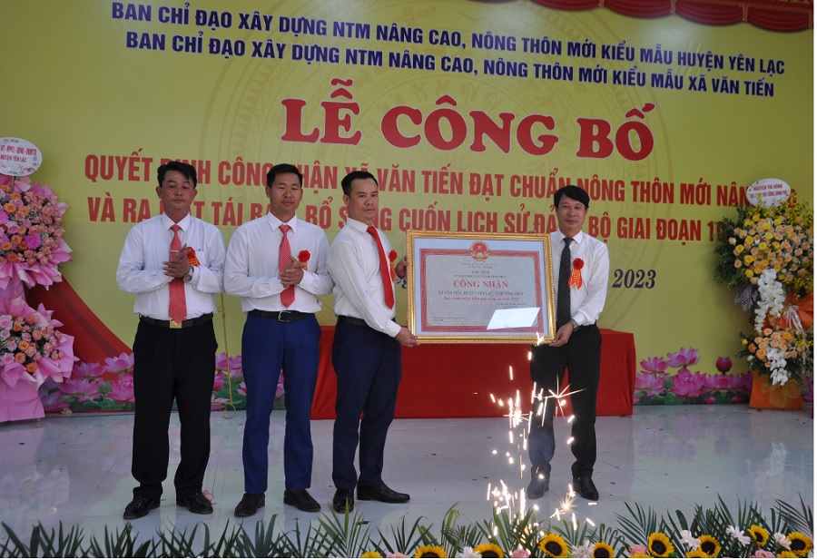 Bí thư Huyện ủy Yên Lạc Nguyễn Khắc Hiếu trao Bằng Công nhận xã Văn Tiến đạt chuẩn Nông thôn mới nâng cao.