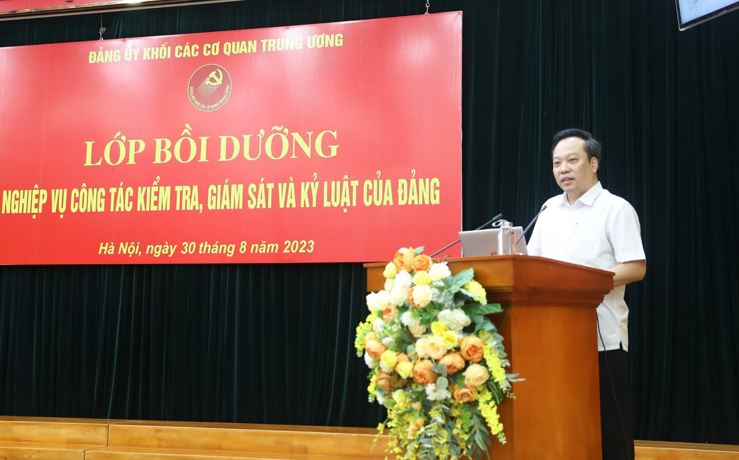 Đ/c Đỗ Việt Hà phát biểu khai giảng lớp học.