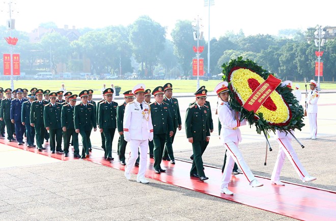 Đoàn Đại biểu Quân ủy Trung ương - Bộ Quốc phòng vào Lăng viếng Chủ tịch Hồ Chí Minh. (Ảnh: Phạm Kiên/TTXVN).