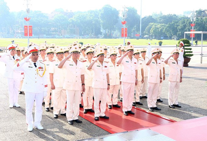 Đoàn Đại biểu Đảng ủy Công an Trung ương - Bộ Công an thành kính tưởng nhớ Chủ tịch Hồ Chí Minh. (Ảnh: Phạm Kiên/TTXVN).