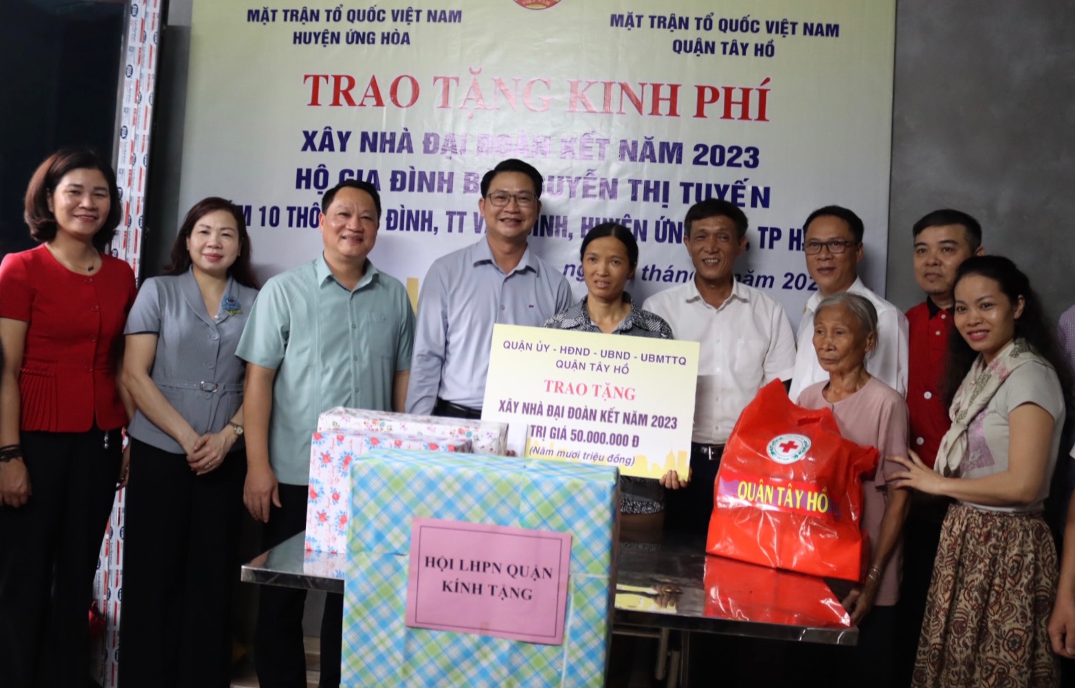 Uỷ ban MTTQ Việt Nam quận Tây Hồ trao tặng quà và kinh phí hỗ trợ xây dựng nhà với gia đình chị Nguyễn Thị Tuyến