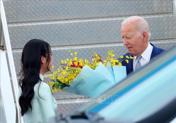 Thiếu nữ Thủ đô tặng hoa, chào mừng Tổng thống Hoa Kỳ Joe Biden đến  Hà Nội, bắt đầu chuyến thăm cấp Nhà nước tới Việt Nam. Ảnh: An Đăng/TTXVN.