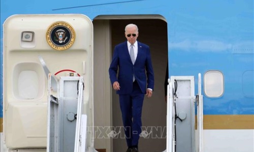 Tổng thống Hoa Kỳ đến Hà Nội, bắt đầu chuyến thăm cấp Nhà nước tới Việt Nam