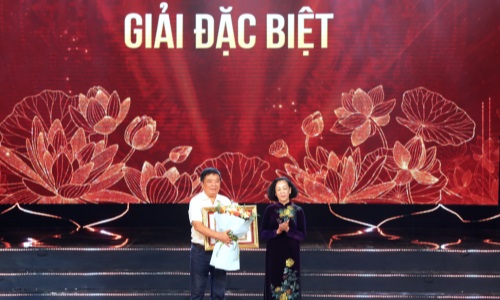 Đồng chí Trương Thị Mai dự Lễ trao Giải thưởng sáng tác, quảng bá tác phẩm văn học, nghệ thuật, báo chí về chủ đề “Học tập và làm theo tư tưởng, đạo đức, phong cách Hồ Chí Minh”