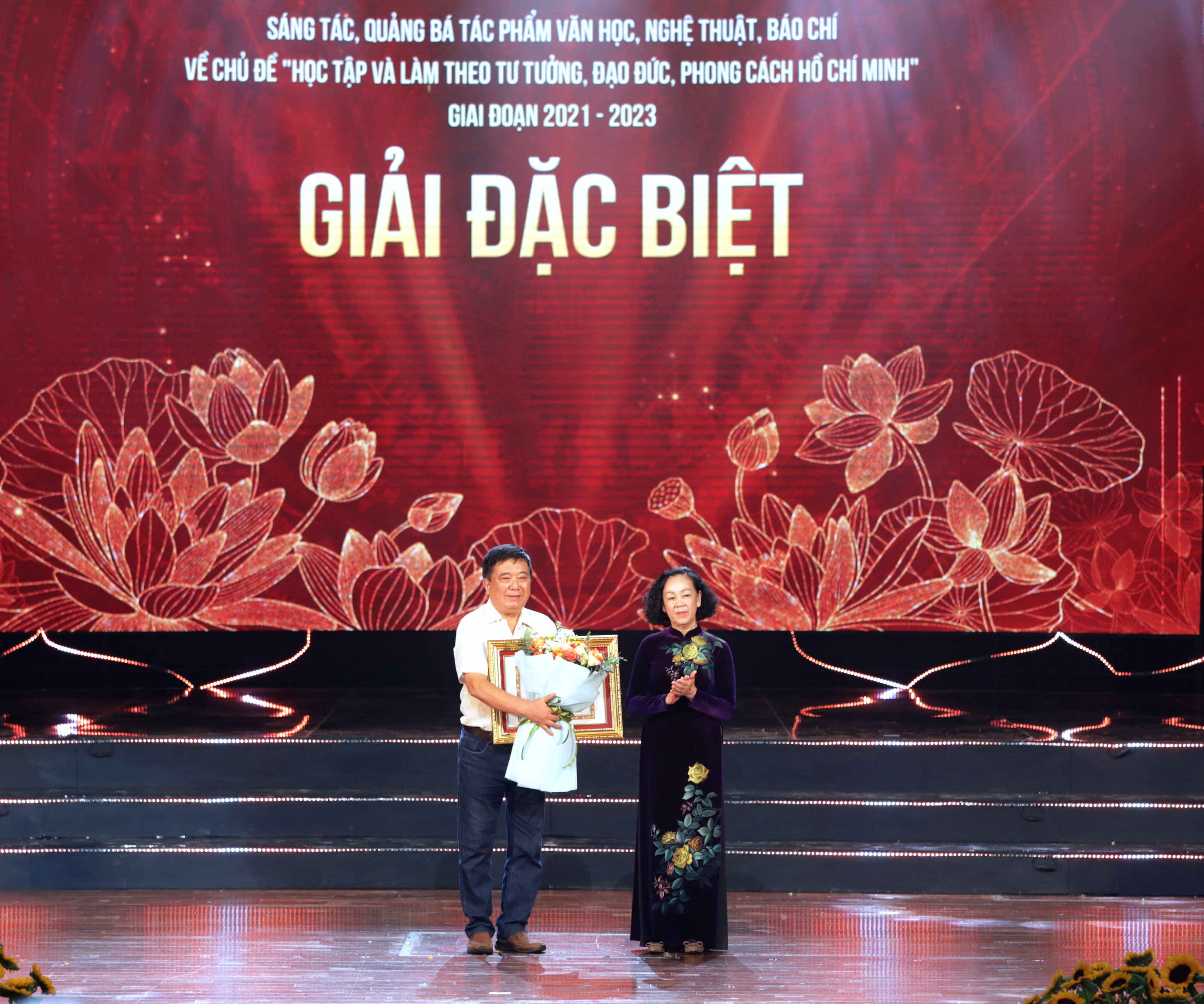 Đồng chí Trương Thị Mai, Uỷ viên Bộ Chính trị, Thường trực Ban Bí thư, Trưởng Ban Tổ chức Trung ương trao giải Đặc biệt cho đại diện nhóm tác giả.