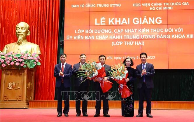 Ban Tổ chức Lớp học tặng hoa đồng chí Trương Thị Mai và GS, TS. Nguyễn Xuân Thắng.
