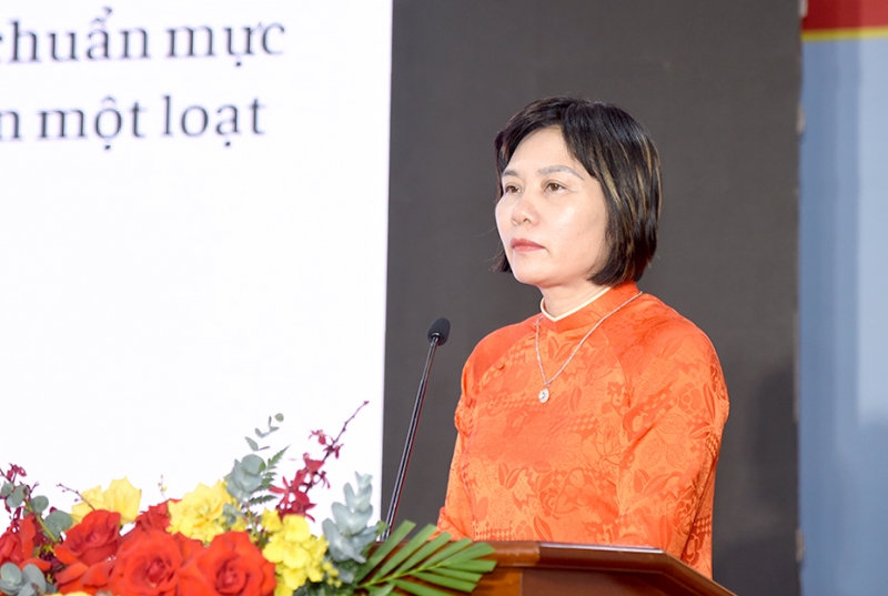 PGS, TS. Đỗ Thị Thu Hằng, Trưởng Ban Nghiệp vụ Hội Nhà báo Việt Nam tham luận tại Hội thảo.