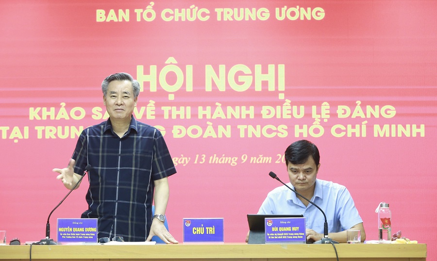 Đồng chí Nguyễn Quang Dương, Ủy viên Trung ương Đảng, Phó Trưởng Ban Tổ chức Trung ương trao đổi tại buổi làm việc.