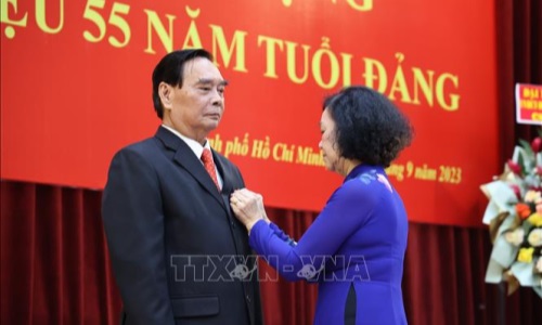Thường trực Ban Bí thư, Trưởng Ban Tổ chức Trung ương Trương Thị Mai trao Huy hiệu 55 năm tuổi đảng cho đồng chí Lê Hồng Anh